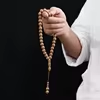مسبحة أكريليك من 33 خرزة منقوشة 12×12 مم بطابع خشبي – A19-33C5-3 — M1 — بيج بنقوش داكنة وخيط متناسق