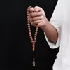 مسبحة أكريليك من 33 خرزة منقوشة 12×12 مم بطابع خشبي – A19-33C5-3 — M9 — بني فاتح منقوش وخيط متناسق