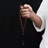 مسبحة أكريليك من 33 خرزة منقوشة 12×12 مم بطابع خشبي – A19-33C5-3 — M12 — بني داكن وخيط متناسق