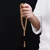 مسبحة أكريليك من 33 خرزة منقوشة 12×12 مم بطابع خشبي – A19-33C5-3 — M16 — بني دافئ منقوش وخيط متناسق