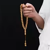 مسبحة أكريليك من 33 خرزة منقوشة 12×12 مم بطابع خشبي – A19-33C5-3 — M23 — بني ذهبي اللون بنقوش وخيط متناسق
