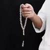 مسبحة أكريليك من 33 خرزة منقوشة 12×12 مم بطابع خشبي – A19-33C5-3 — M25 — فاتح مائل إلى الأبيض مع نقوش وخيط فاتح