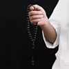 مسبحة أكريليك من 33 خرزة منقوشة 12×12 مم بطابع خشبي – A19-33C5-3 — M28 — أسود أو داكن جدًا كما في الصورة، مع خيط داكن