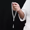 مسبحة أكريليك من 33 خرزة منقوشة 12×12 مم بطابع خشبي – A19-33C5-3 — T17 — أبيض فاتح منقوش وخيط فاتح