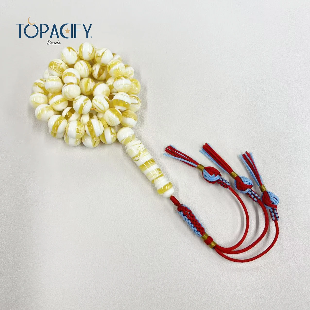 مسبحة أكريليك 45 حبة 10 مم بنقشة بيضاء وصفراء وشرابة مضفّرة — صورة تفصيلية 10